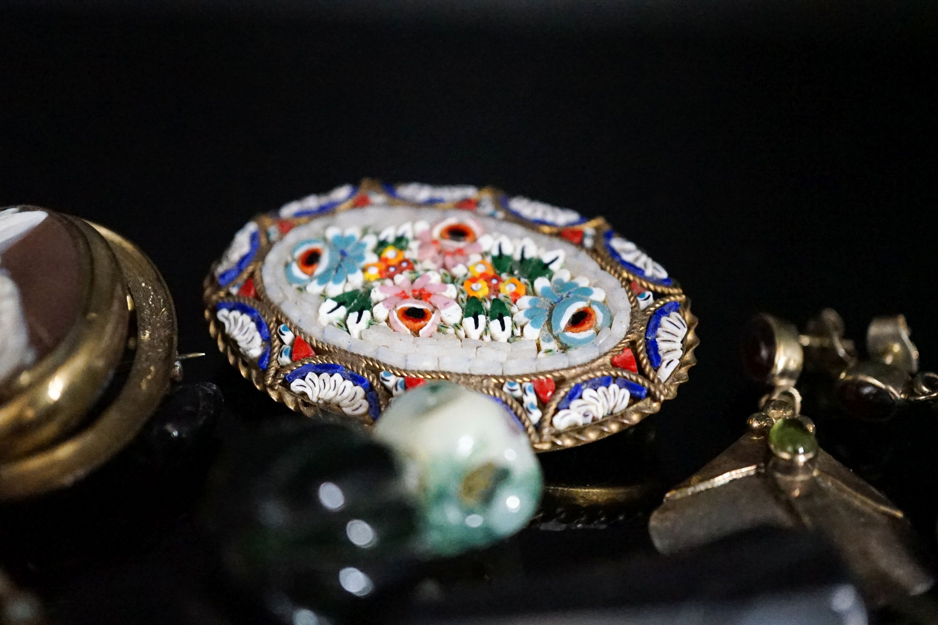 Mixed Victorian and later jewellery, including yellow metal and gem set crescent brooch, double cameo brooch, cultured pearl necklace, a pair of stylish textured 925 earrings, micro mosaic brooch etc.